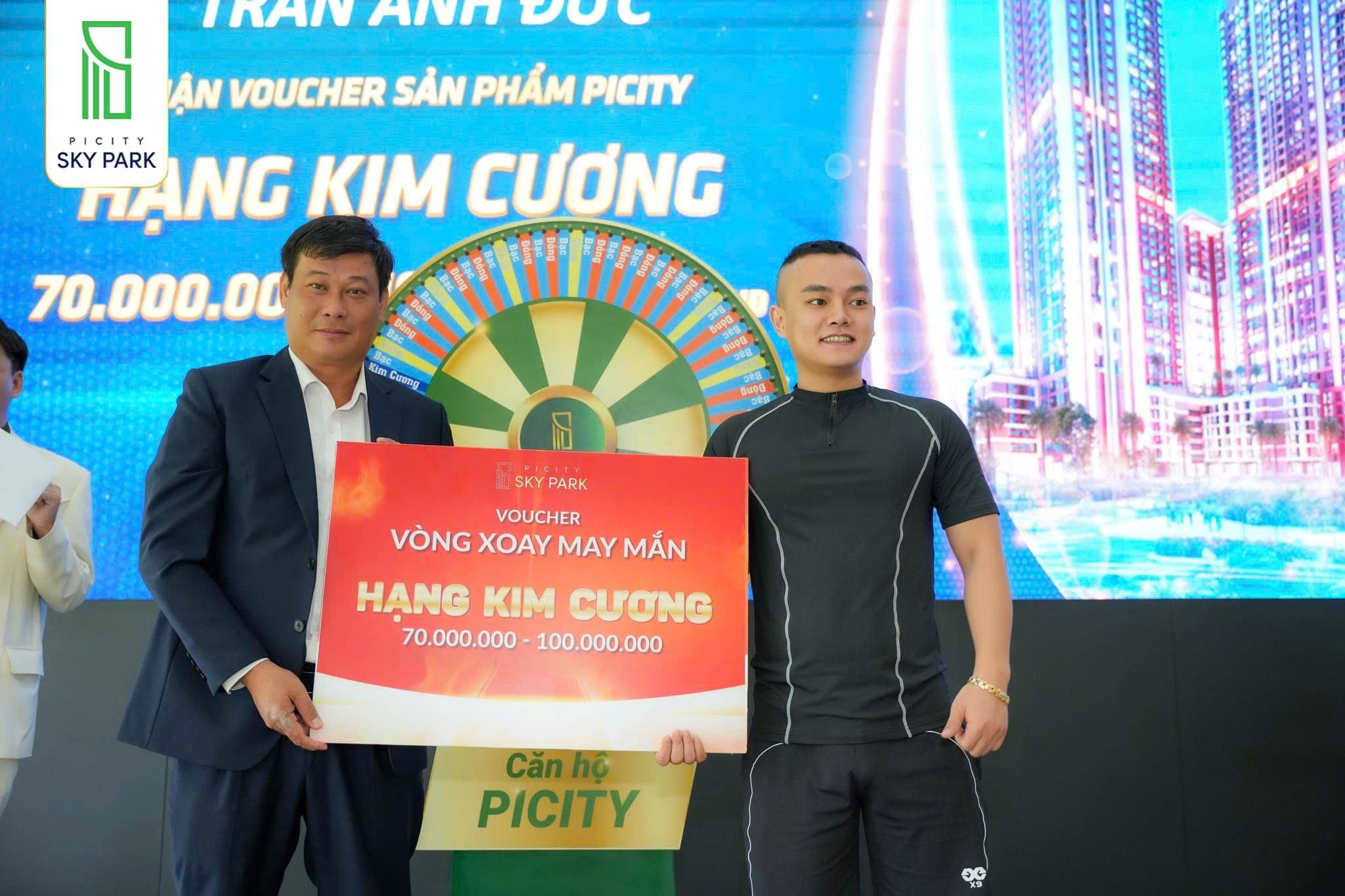 Khách hàng quay vòng quay may mắn tại Cafe sáng Picity Sky Park ngày 15/9/2024