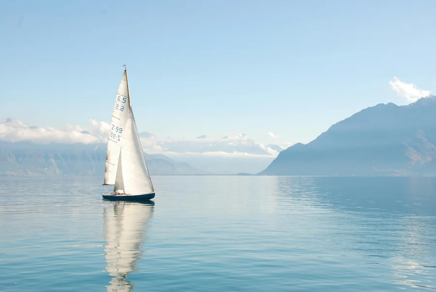 Aktivitäten des Vereins Vivaland Wirtschaftsverein. mit dem Segelboot auf einem schönen Bergsee mit klarem Wasser.