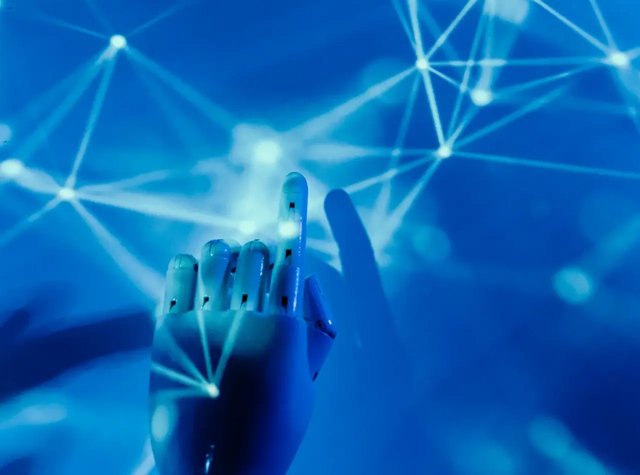 blaue Roboterhand schaltet Netzwerk